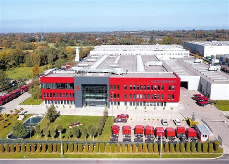 Siedziba firmy Szczęśniak Pojazdy Specjalne z widocznymi halami produkcyjnymi