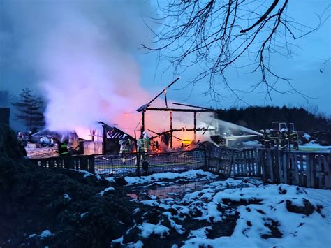 płonąca stodoła nocą, akcja straży pożarnej