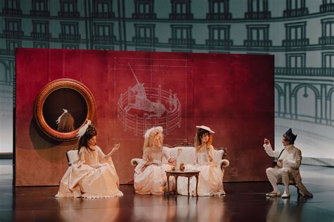 Scena ze spektaklu Muzeum Wolności Pożaru w Burdelu, ukazująca futurystyczną ekspozycję
