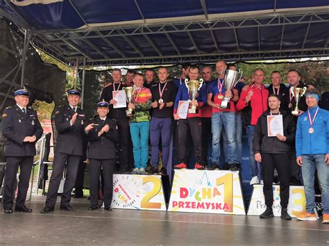 Zdjęcie zwycięskiej drużyny OSP Ruszcza z pucharami i dyplomami
