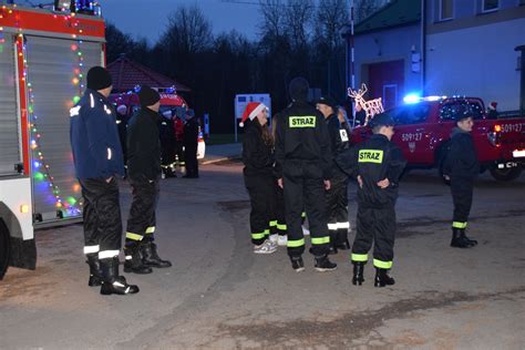 Strażacki Orszak Świętego Mikołaja w Połańcu z udekorowanymi wozami
