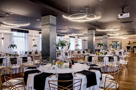 Prezentacja nowoczesnej sali bankietowej z eleganckimi dekoracjami.