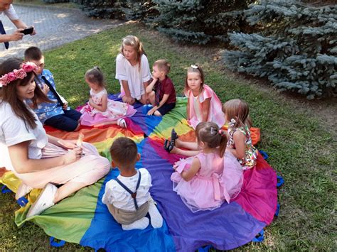 Animatorzy prowadzący zabawy z grupą dzieci podczas przyjęcia.