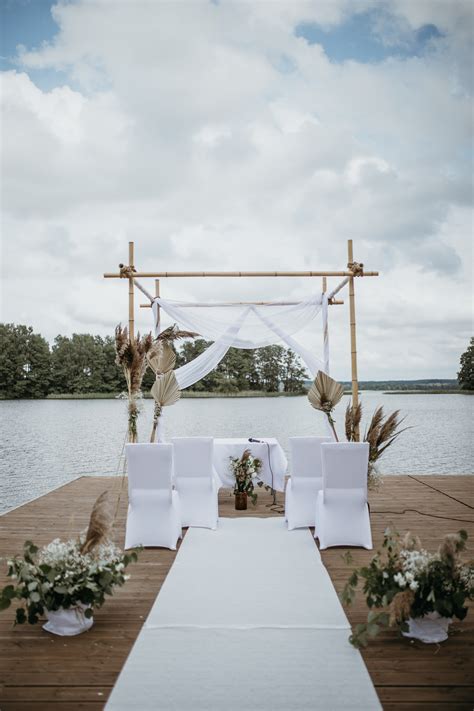 Zdjęcie malowniczego miejsca na ślub w plenerze w województwie podlaskim.