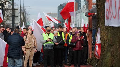 Zdjęcie przedstawicieli Grenfell United podczas protestu