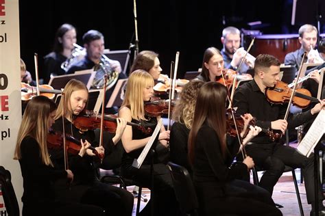 Młodzi muzycy grający na instrumentach podczas koncertu świątecznego