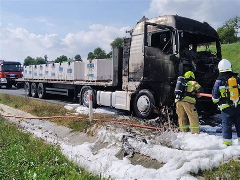 Pożar ciężarówki na autostradzie A7, płomienie