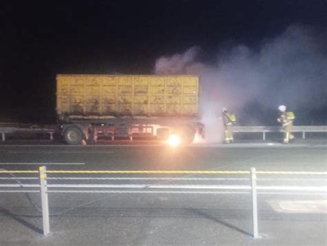 Zasłona dymu z płonącej naczepy tira na autostradzie A2, służby ratunkowe w akcji