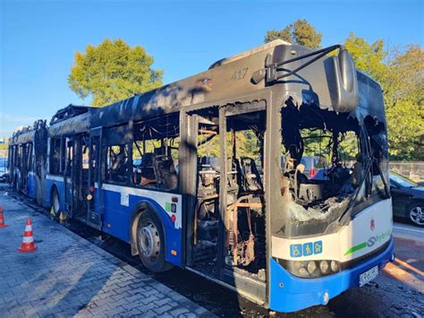 spalony autobus na drodze
