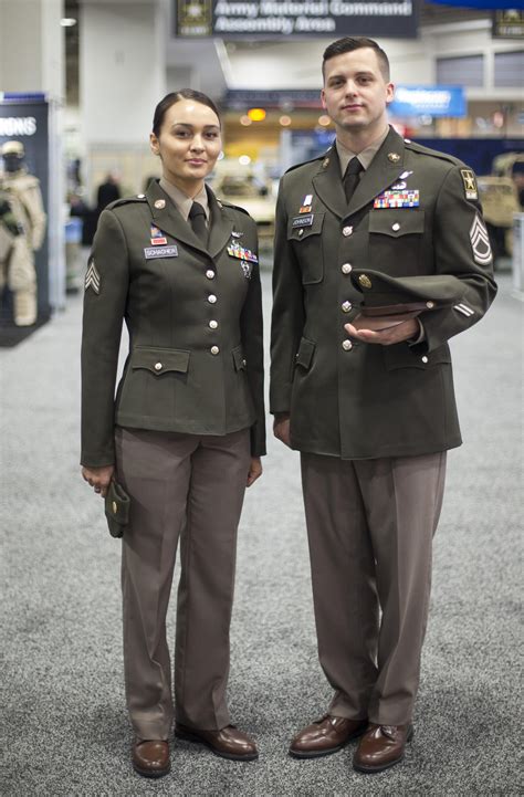Zestawienie historycznych i współczesnych mundurów wyjściowych US Army, porównanie 