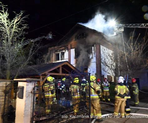 zdjęcia z pożaru w Idzikowie, płonące budynki mieszkalne, stodoła i samochód