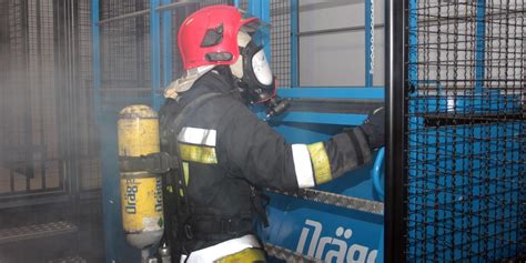 Zdjęcie strażaka w komorze dymowej podczas testu sprawnościowego