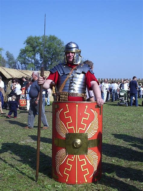 Ikona lub grafika przedstawiająca św. Floriana w stroju rzymskiego legionisty z wiadrem wody i płonącym domem