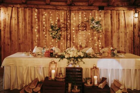 dekoracja sali weselnej z wykorzystaniem wstęg i kwiatów