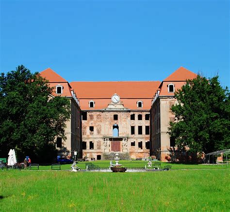 Widok na Pałac Brühla w Brodach, prezentujący jego historyczną architekturę i otoczenie