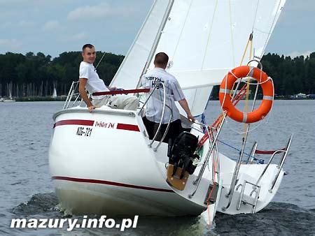 wrak jachtu Twister 780 wyciągany z jeziora Paprocany