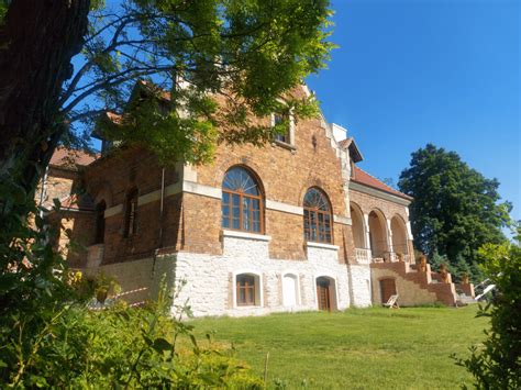 Zdjęcie historycznego Dworu Zakrzeńskich w Michałowicach