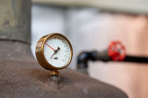 Ilustracja przedstawiająca ekstremalne ciśnienie wody w hydrancie