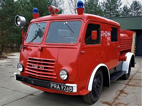 stare samochody strażackie typu Peugeot lub Dodge
