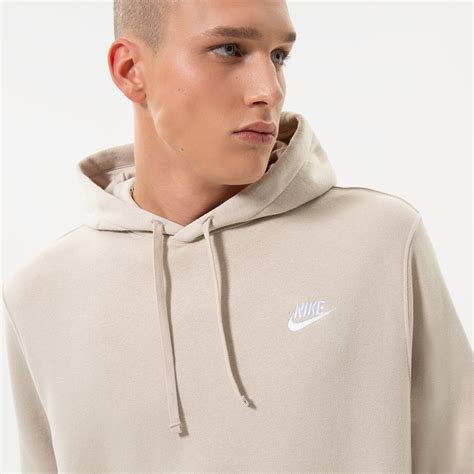 Tematyczne zdjęcie bluzy Nike z kapturem w neutralnym środowisku