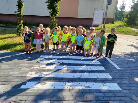 Dzieci uczące się bezpiecznego poruszania po przedszkolu, korzystające z zabawek i zgłaszające skaleczenia.