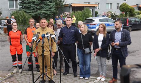 Briefing prasowy służb kryzysowych na miejscu pożaru