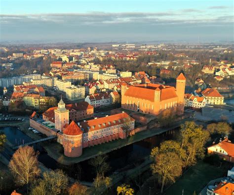Zabytkowa architektura Lidzbarka Warmińskiego z widokiem na historyczne obiekty straży pożarnej