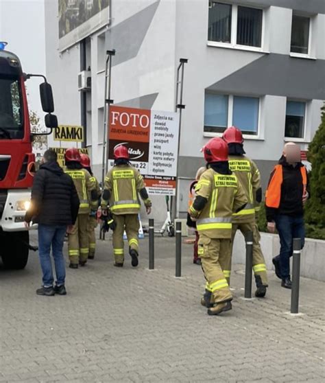 Zdjęcie strażaków pracujących przy biurowcu w Krakowie