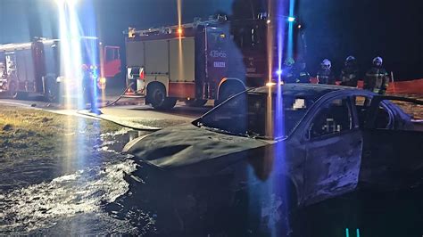 samochód elektryczny w trakcie akcji gaśniczej