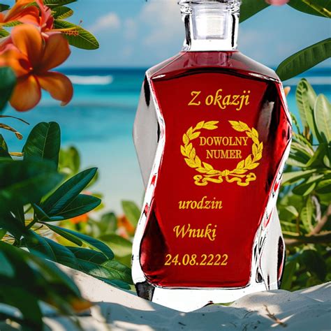 zbliżenie na grawer na karafce stojaka strażackiego