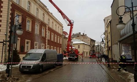 Strażak oceniający stan złamanej gałęzi na prywatnej posesji