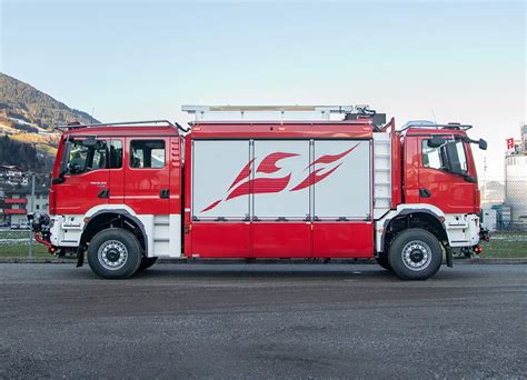 Wielofunkcyjny pojazd strażacki z dwoma kabinami do działań w tunelach