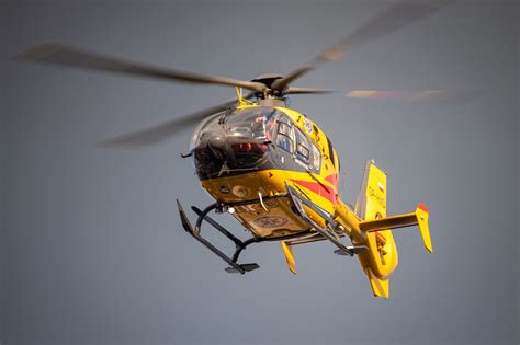 Zdjęcie symbolizujące akcję ratunkową służb medycznych, np. helikopter LPR lub karetka pogotowia