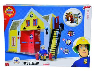 Strażak Sam z ekipą w Pontypandy, w tle remiza strażacka