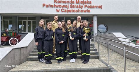 zdjęcie młodzieży w mundurach strażackich podczas szkolenia lub zawodów