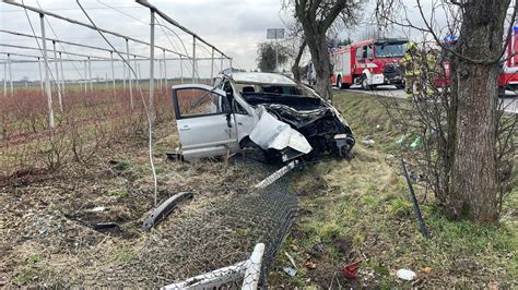 fot. Wypadek podczas pracy w Kolonii Skarszewek w gminie Żelazków. 58-letni mężczyzna podczas próby naprawy przyczepy został przez nią przygnieciony.