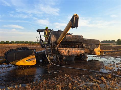 Zniszczony kombajn New Holland po pożarze na polu