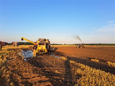 Akcja gaszenia kombajnu New Holland na polu