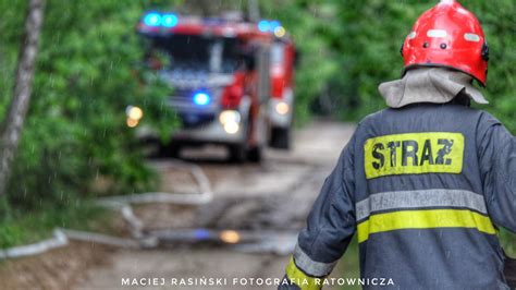 Fotografia przedstawiająca paradę strażaków OSP Jasień przed kościołem
