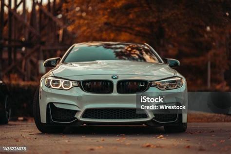 Zdjęcie spalonego BMW na ulicy w nocy