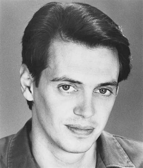 Młody Steve Buscemi w mundurze strażaka lub zdjęcie remizy Engine Company 55