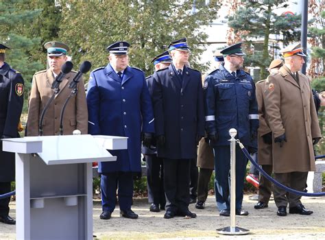 Zdjęcie przedstawiające ławeczkę pamięci w jednostce straży pożarnej we Florencji