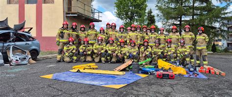 Zdjęcie z symulacji ćwiczeń strażackich, pokazujące realistyczne warunki