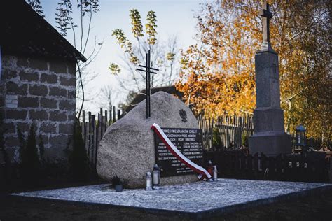 Zdjęcie pomnika upamiętniającego ofiary II wojny światowej, w tym sądeckich strażaków