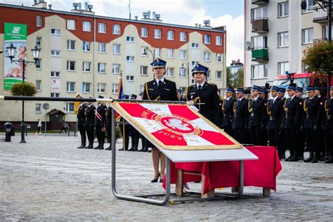 Zdjęcie uroczystości wręczenia sztandaru straży pożarnej na Rynku w Nowym Sączu (1992)