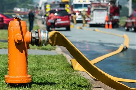Strażacy zmagający się z problemami z dostępem do hydrantu podczas pożaru