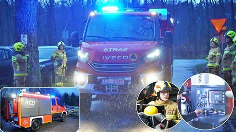 Nowy lekki pojazd ratowniczo-gaśniczy Iveco OSP Kozłów przed remizą