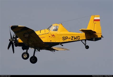 Zdjęcie samolotu gaśniczego PZL M-18 Dromader w locie, w akcji gaśniczej