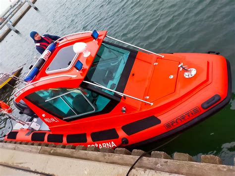 Zdjęcie przedstawiające zestaw łodzi ratowniczej Neptun z różnymi akcesoriami i figurkami