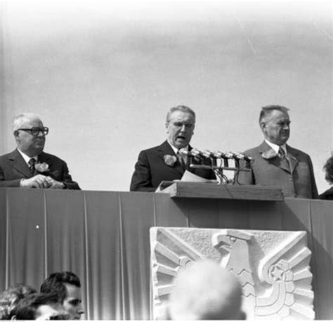 Zdjęcie historyczne: Henryk Jabłoński, Edward Gierek i Piotr Jaroszewicz na trybunie honorowej podczas pochodu 1 maja 1973